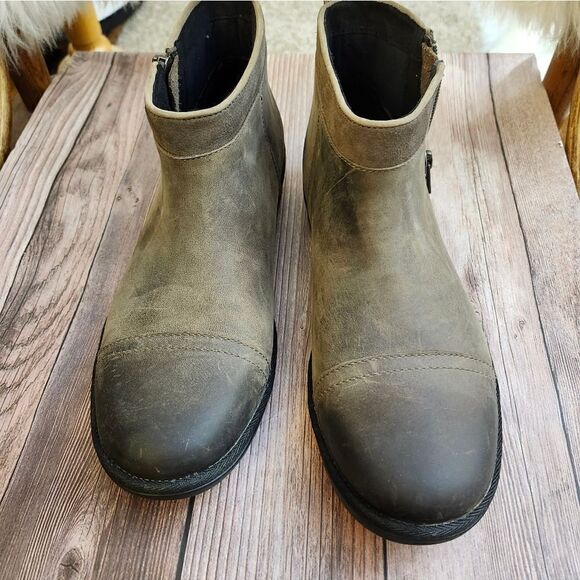 Ugg distressed leather side zip booties sn1103832 - Picture 9 of 11